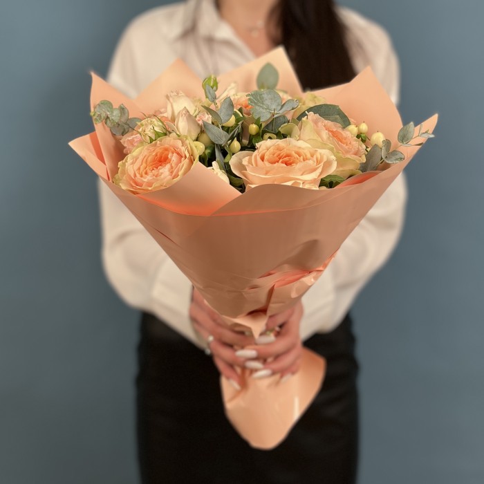 7 пионовидных роз Гравити с кустовой розой